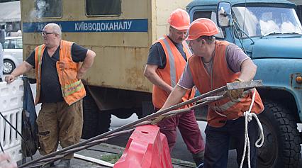 Заміна засувок на розі вулиць Жмеринська та Зодчих