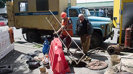 Заміна засувок на розі вулиць Жмеринська та Зодчих