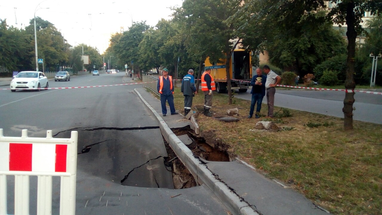 До уваги водіїв! Через аварію на колекторі перекрито рух транспорту по вул. Мостицькій