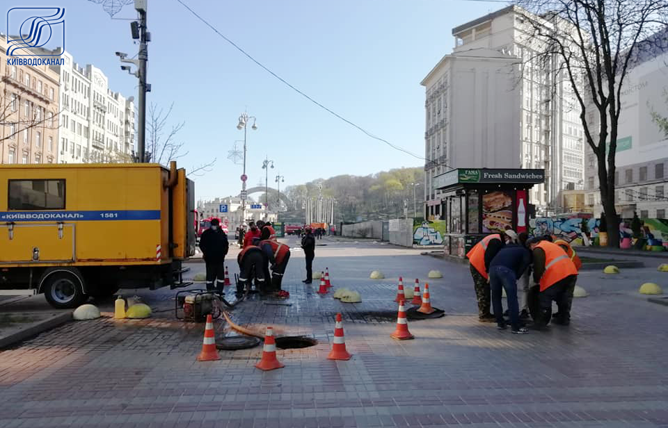 Пожежа у прохідному колекторі у центрі Києва