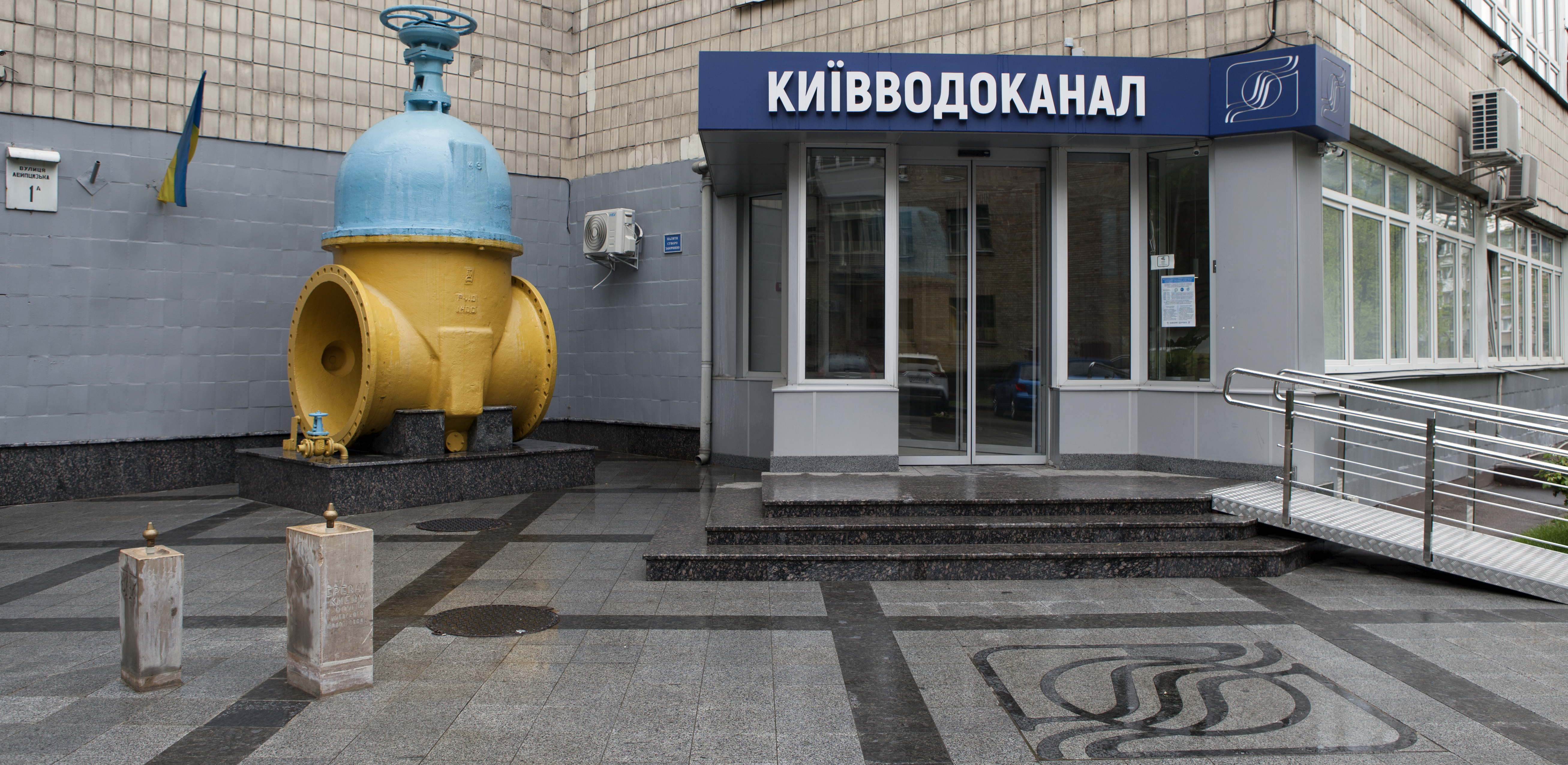 Екскурсія вулицею Лейпцизькою: чим прикрашено вхід до головного офісу Київводоканалу