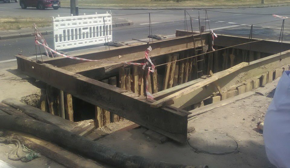 Відключення водопостачання на Виноградарі через аварію на каналізаційному колекторі
