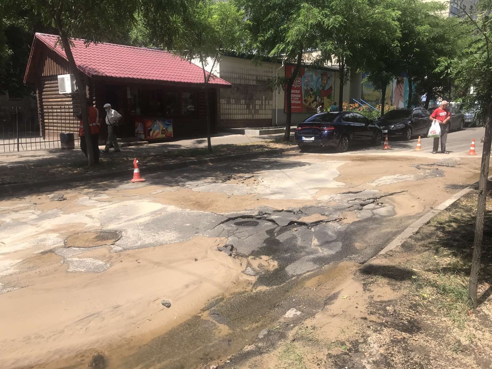 Працюємо над ліквідацією аварії по вулиці Половецькій