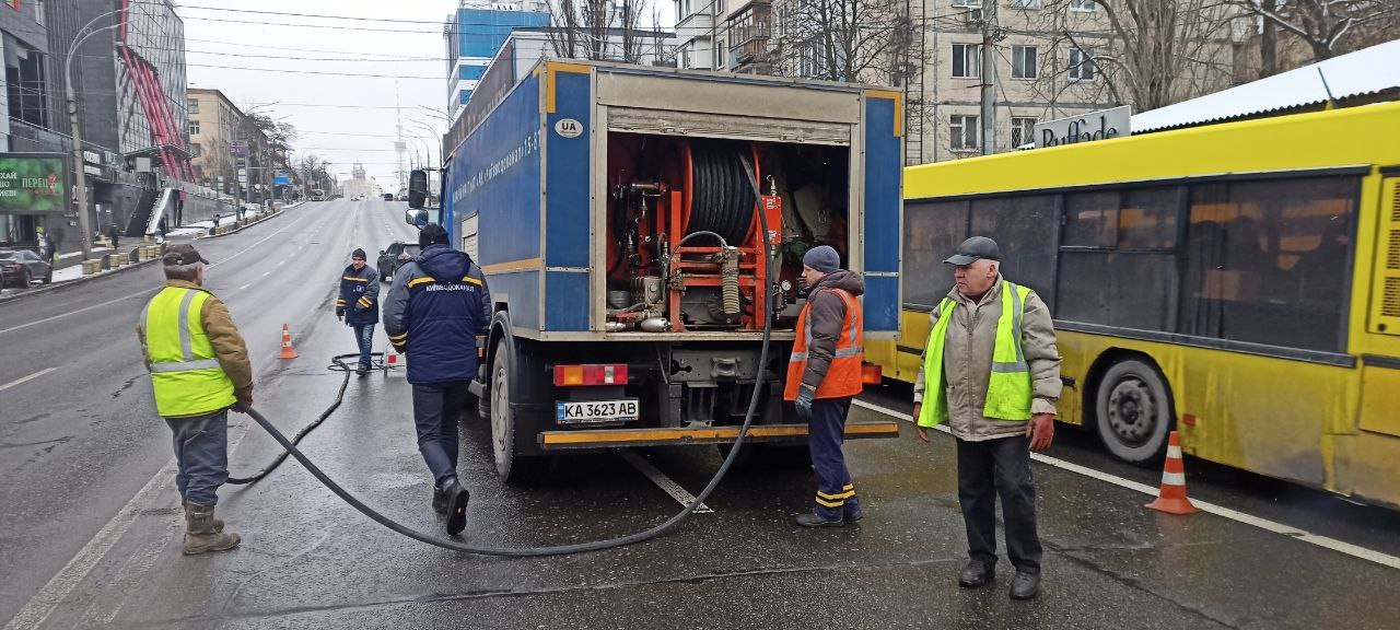 Продовжується ремонт колектора по вулиці Вадима Гетьмана