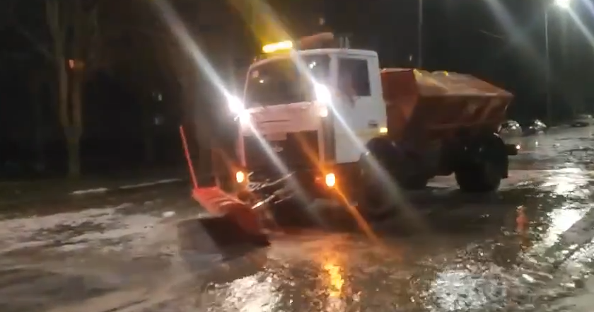 Фахівці Київводоканалу та Київавтодору працюють над ліквідацією аварії на водопроводі на Борщагівці