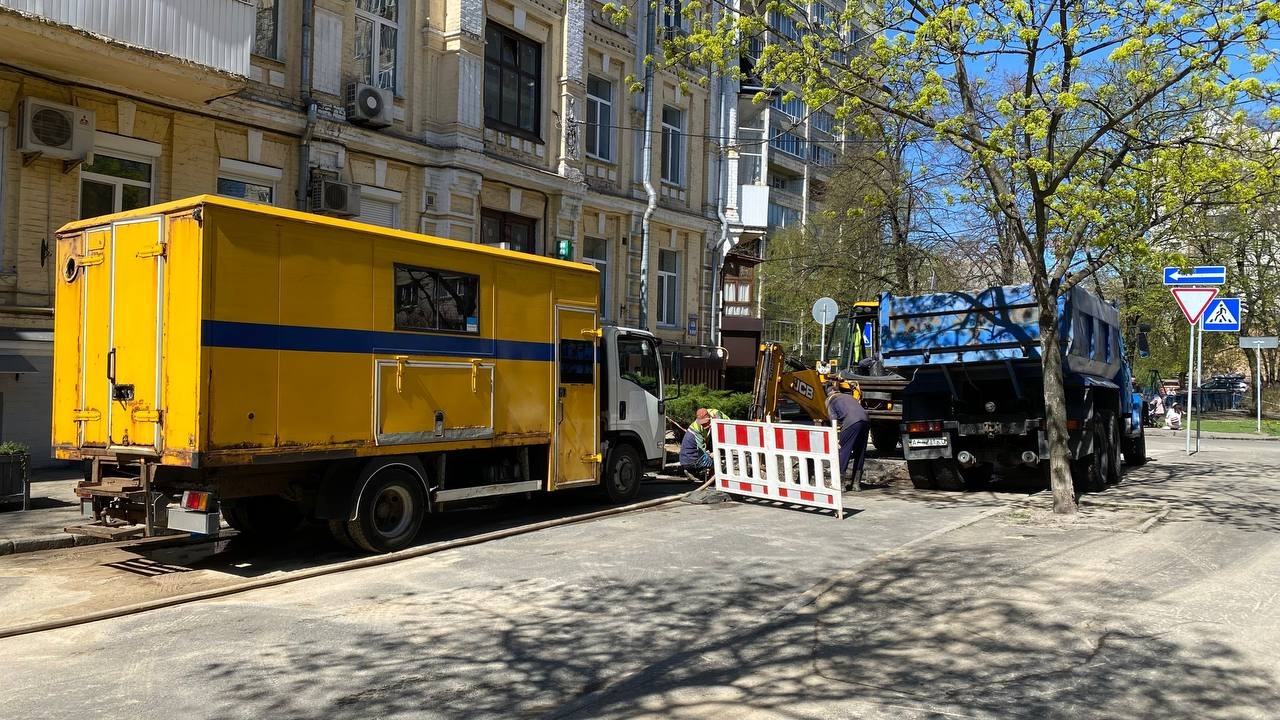 Ремонтні роботи на розі Хрестового та Іподромного провулків
